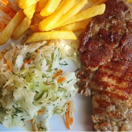 Ceafă porc+cartofi praj. ,salata/350gr