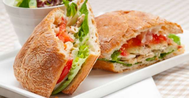 Sandwich Snițel pui/cartofi+sos usturoi- 300gr