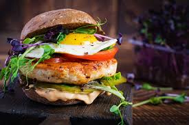 Hamburger pui/cu ou/salata verde/rosii chery,castravete murat,ceapa rosie,sosuri-chetkup,maioneza-400gr
